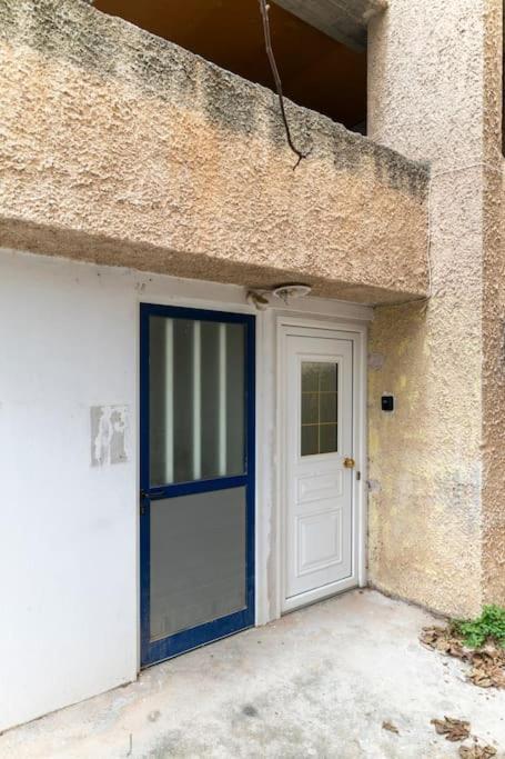 Appartement At Ano Glifada. *